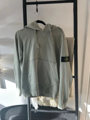 Stone island hoodie - Säljer nu denna hoodie från Stone island. Finns slitningar men annars mycket fin. Bara att skriva vid frågor eller funderingar. Mvh 