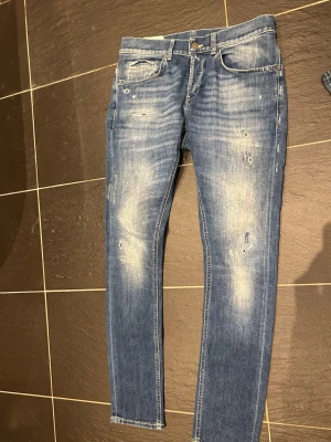 Dondup jeans George  - Ett par stilrena dondup jeans George i storlek 31! Väldigt fint skick och snygga till våren.