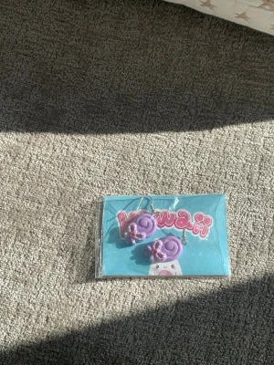 Söta kawaii örhängen Ny! - Supersöta örhängen i lekfull design. Perfekta för dig som gillar gulliga accessoarer och vill addera lite färg till din stil 💕I nyskick, oöppnad förpackning! 💕