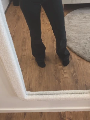 Svarta bootcut jeans - Snygga svarta bootcut jeans med utsvängda ben. Klassisk femficksmodell och stilren look som passar till det mesta. Perfekta för dig som gillar en trendig och bekväm passform. Strl xs full length använda bara en gång