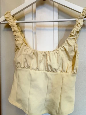 Ljusgul linnetopp med volangband - Supersöt ljusgul topp från Zara