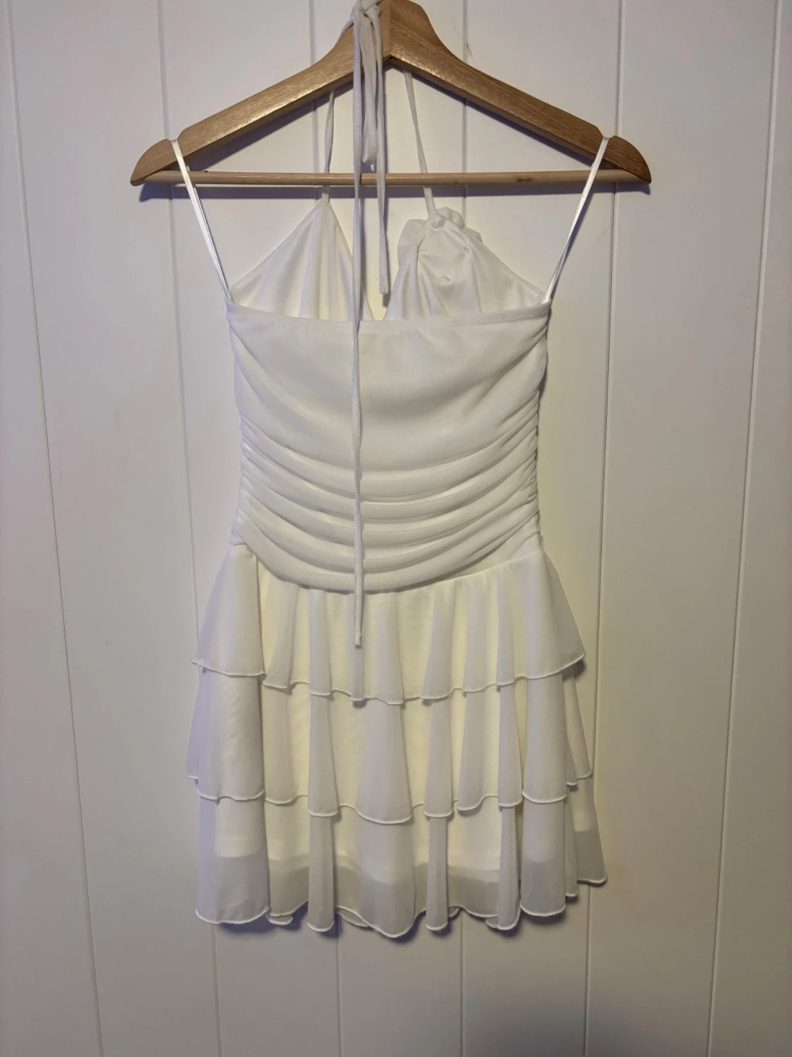 Vit kort volangklänning med en ros - 1