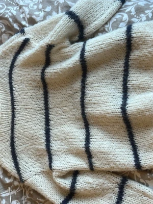 Vit stickad tröja med blåa ränder - Säljer en vit stickad tröja från Cubus med blåa horisontella ränder. Tröjan har en lös och mysig passform med långa ärmar, storlek 158/164 men är som en S.