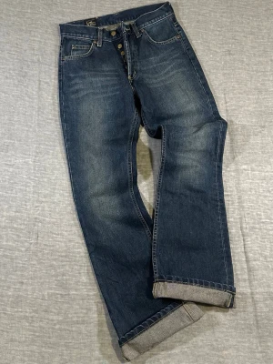 Lee Bell Bottom Jeans W28 Vintage Flare Denim - Vintage Lee flare jeans with a great bell bottom silhouette. Slim through the thigh and flares nicely from the knee down. Dark indigo denim with natural fading and whiskering that gives them great character. Classic Lee back pocket stitching and button fly closure. Perfect for Y2K, vintage or western style fits.  Size: 28x32 Fits approx: Women’s M / EU 36–38  Measurements (laid flat) knee:20 Waist: 35 cm Rise: 25 cm Thigh: 26 cm Leg opening: 23 cm Inseam: 80 cm