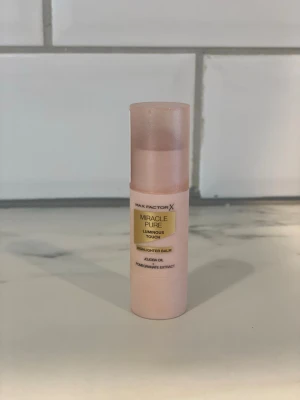 Max Factor Miracle Pure Highlighter - Max Factor Miracle Pure Highlighter Balm i färgen 15 Rose Gold. Stickformad highlighter med skimrande finish, innehåller jojobaolja och rosextrakt. Perfekt för att ge huden en fräsch och glowig look.