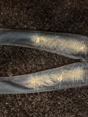 Blåa Nudie Jeans - Säljer ett par mörkblå Nudie Jeans i storlek 27/33. Jeansen har slitna detaljer och en väldigt snygg tvätt. |Passform: Slim. | skick:mycket bra inga defekter alls.   Hör gärna av er vid minsta fundering✅