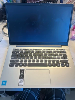 Lenovo bärbar dator silver - Säljer en stilren bärbar dator från Lenovo i silverfärg med svart tangentbord och stor touchpad. Datorn har en Intel-processor och en slimmad design som passar perfekt för studier eller surf. Locket är i metall-look och tangentbordet har nordisk layout.