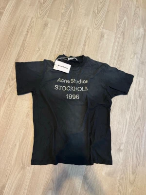 Acne studios tröja - Säljer denna eftersom den inte passade! Kvitto finns, inte digitalt utan riktigt som man får med på köpet. Skicka bara ett meddelande om du har några frågor eller intresse