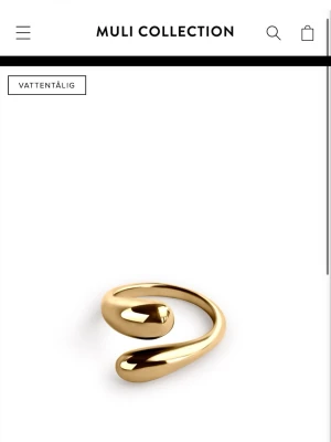 Guldfärgad öppen ring Muli Collection - Trendig guldfärgad ring från Muli Collection med öppen design och mjuka, rundade former. Ringen har en modern look och är vatten­tålig, vilket gör den perfekt för dig som vill ha en stilren accessoar som sticker ut.