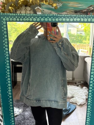 Jeanshoodie 💙 - Skitsnygg jeanshoodie från Zara som tyvärr inte kommer till användning ❤️❤️ 