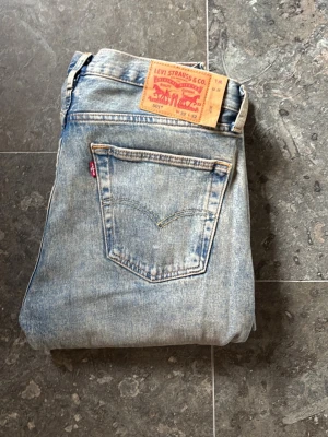 Levis jeans - Levis 501 i riktigt bra skick || Strlk W32 L32 || Skick: 10/10, använda ett fåtal gånger (i princip nya) || Bara att skriva vid frågor och funderingar!