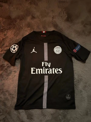 Psg mbappe fotbollströja 7 jordan - 2018/19 psg fotbollströja med mbappe på ryggen nummer 7. Tröjan är köpt från 2 hand och är extremt bra kvalitet. Frågor är det bara att kontakta mig