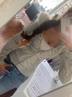 Hollister zip up tajt med rosa detaljer och päls luva - Gullig hollister zip up med ”hollister” skrivet över bröstet i vit text med rosa detaljer, strl xs (omsydd till xxs)🪸 följ för fler hollister/ abercrombie zipups!