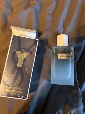 YSL Y Eau Fraiche (Discountinued) - Säljer min relativt sällsynta YSL Y Eau Fraiche då den inte används, denna säljs inte längre och är relativt svår att få tag i, sparsamt använd säkert runt 75 ml kvar 