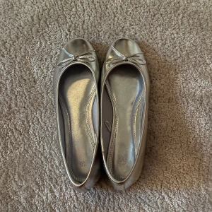 Ballerina skor - Helt oanvända super snygga silvriga ballerina skor i storlek 37. Kontakta mig gärna om du vill köpa💕💕