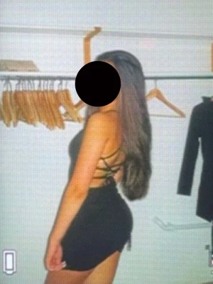 Svart kort klänning med öppen rygg - Säljer en svart kort klänning med smala axelband och snygg snörning i ryggen. Klänningen har en tight passform och är perfekt för dig som vill ha en stilren och trendig look. Passar till många olika tillfällen!