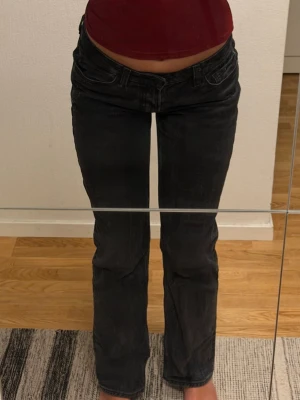 Svarta raka jeans från STAY - Säljer ett par svarta jeans från STAY med rak passform och klassisk femficksdesign. De är lågmidjade och i väldigt bra skick då de knappt är använda. Jeansen har en något tvättad look och är tillverkade i bomull. Perfekta för en avslappnad och stilren outfit.
