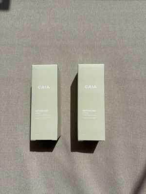 Caia activating serum - Caia activating serum. Bägge förpackningar är plomberade och obrutna☺️