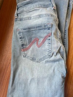 Bootcut jeans  - Ljusblåa bootcut jeans från Nelly, sparsamt använda. Passar bra i längden på mig som är 170 cm