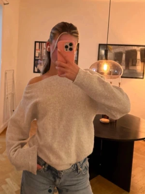 Grå stickad  - Oanvänd grå stickad off shoulder tröja från Nelly, endast provad och ny i skick. 