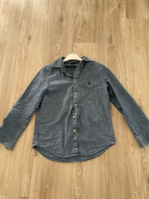 Ralph lauren skjorta  - Tja, säljer denna galet feta skjorta ifrån Ralph lauren. Storlek L (14-16) men passar som XS. Hör av dig vid funderingar!😁🙌