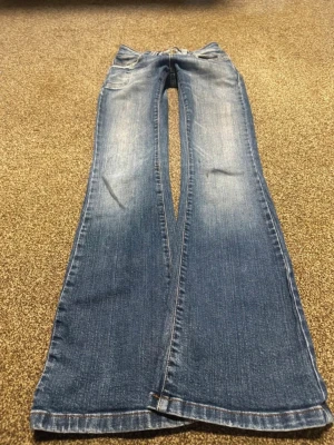 Low waisted vintage jeans bootcut - Säljer dessa skitsnygga superlågmidjade bootcut jeansen från Only. Dem har en väldigt snygg tvätt som ger en riktig vintage look! (Första bilderna är lånade) dem har några få skavanker (se sista bilderna) men inget som märks supermycket. Annars är dem i fint skick!🫶🏼