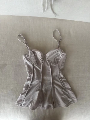 Satinbody från H&M - Ljus satinbody från hm i storlek XS. Stretchig.