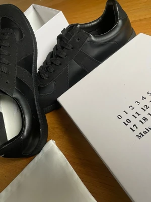 Maison margielas  - Riktigt feta maison margielas i helsvart. Skickar inom 24h och vid frågor är det bara att höra av sig