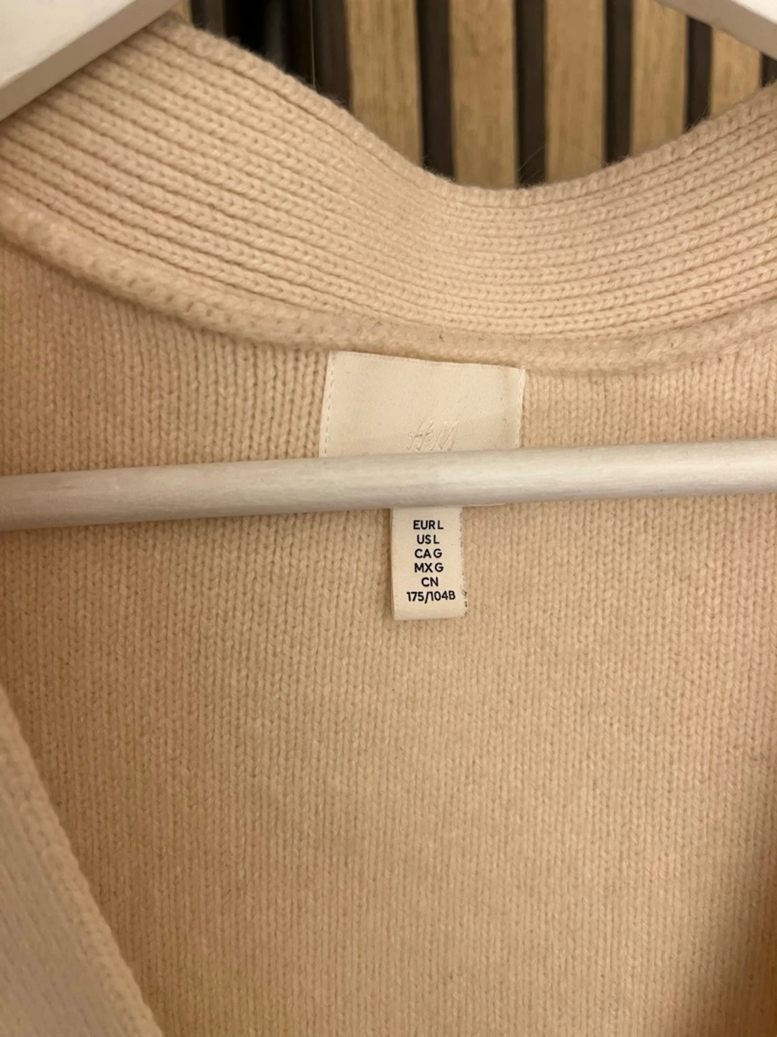 Beige stickad ull kofta med knappar - 2