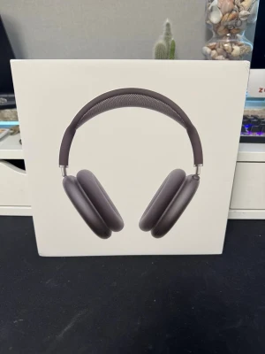 Apple AirPods Max hörlurar blå - Säljer ett par Apple AirPods Max i snygg grå färg. Over-ear design med mjuka öronkuddar och metallbyglar. Grym ljudkvalitet, stilren och modern look. Perfekt för musik, gaming eller film. Levereras i originalförpackning.