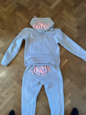Ljusgrått loungewear-set med hoodie - Snygg tracksuit från Syna Wrld, säljer då den blivit för liten för mig och inte kommer till användning. Pris kan diskuteras vid snabb affär