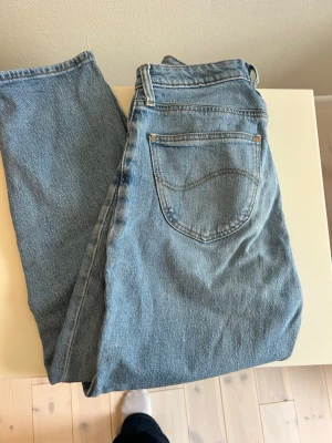 Ljusblå raka jeans från Lee - Säljer ett par klassiska ljusblå jeans från Lee med raka ben och medelhög midja.