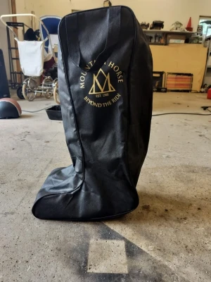Svarta ridstövlar från Mountain Horse - Säljer ett par svarta ridstövlar från Mountain Horse i snygg, klassisk modell. Stövlarna är tillverkade i läder med dragkedja bak och dekorativa detaljer. Perfekta för dig som vill ha stilrena och funktionella stövlar till ridningen. Medföljer praktisk förvaringsväska. Aldrig någonsin använda ändras provade inomhus där den inte ens gick halvvägs på😭 Org. Är 3000:- Kan sänkas till 2 blankt