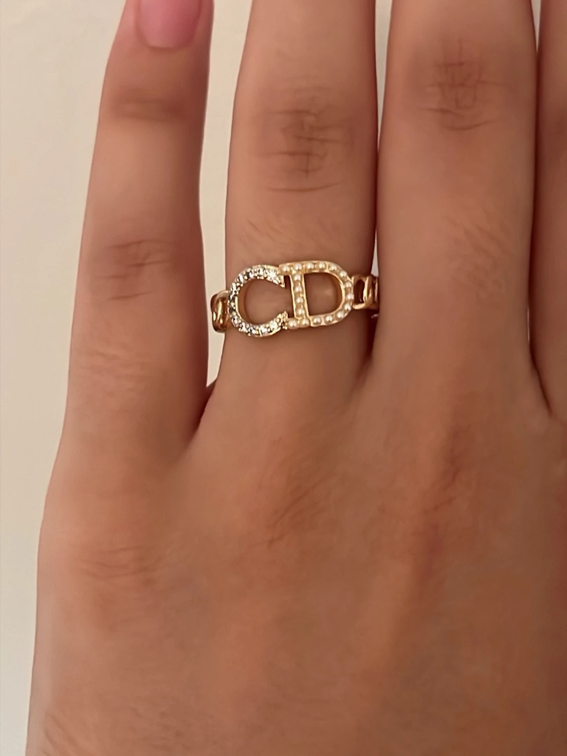 Guldfärgad ring med stenar och pärlor