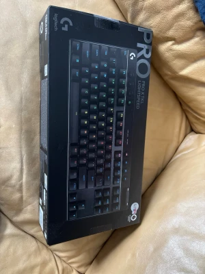 Logitech PRO X TKL LIGHTSPEED tangentbord - Säljer ett Logitech PRO X TKL LIGHTSPEED trådlöst tangentbord med RGB-belysning. Kompakt design utan numerisk del, svart färg och mekaniska tangenter. Perfekt för gaming och smidig att ta med. Levereras i originalkartong.
