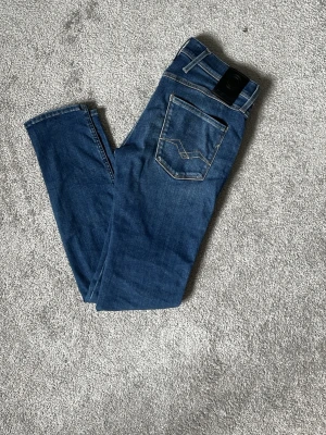 Replay Anbass jeans  - Tja säljer nu dessa snygga och populära Replay jeansen! Modell anbass, passform slim fit, storlek w29 L32, skick 9/10, färg mörkblå, pris 419kr! Hör av er vid minsta lilla fråga eller fundering! 