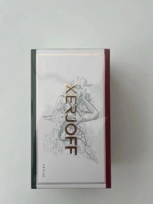 Xerjoff parfym 100 ml - Lyxig parfym från Xerjoff i elegant förpackning med vit, vinröd och mörkgrön design. Förpackningen har guldfärgade detaljer och konstnärlig illustration på framsidan. Innehåller 100 ml (3.4 FL OZ) och utstrålar exklusivitet och stil.