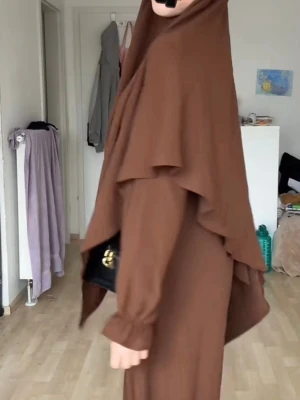 Brun khimar i mjukt tyg - Säljer en stor brun khimar i ett mjukt och lätt tyg. Sval och täckande modell som ger ett elegant fall över axlarna. Perfekt för dig som vill ha en enkel och stilren look. Passar till många olika outfits.🤎