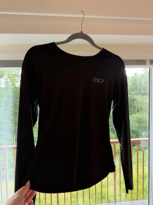 Svart långärmad träningströja från OTP - Snygg svart långärmad tröningströja från OTP med rund halsringning och thight passform 