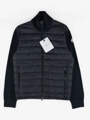 Moncler cardigan - Snygg svart pufferjacka från Moncler med quiltad front och släta ärmar. Jackan har hög krage, två dragkedjefickor och Moncler-logga på ärmen. Materialet är en mix av dun och syntet, perfekt för kalla dagar.