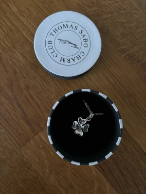 Thomas Sabo fyrklöver halsband - Snyggt halsband från Thomas Sabo med ett hänge i form av en fyrklöver. Halsbandet är i silverfärg och har en tunn kedja. Perfekt accessoar för dig som gillar stilrena smycken med en touch av tur.
