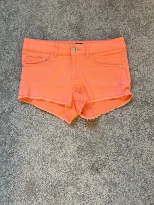 Korall shorts  - Low waist korall shorts från bikbok storlek S skriv om du har nån fråga 🩷