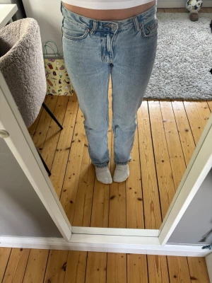 Ljusblå raka jeans  - Säljer ett par klassiska ljusblå jeans med rak passform och medel hög midja. Perfekt till en vardags outfit 