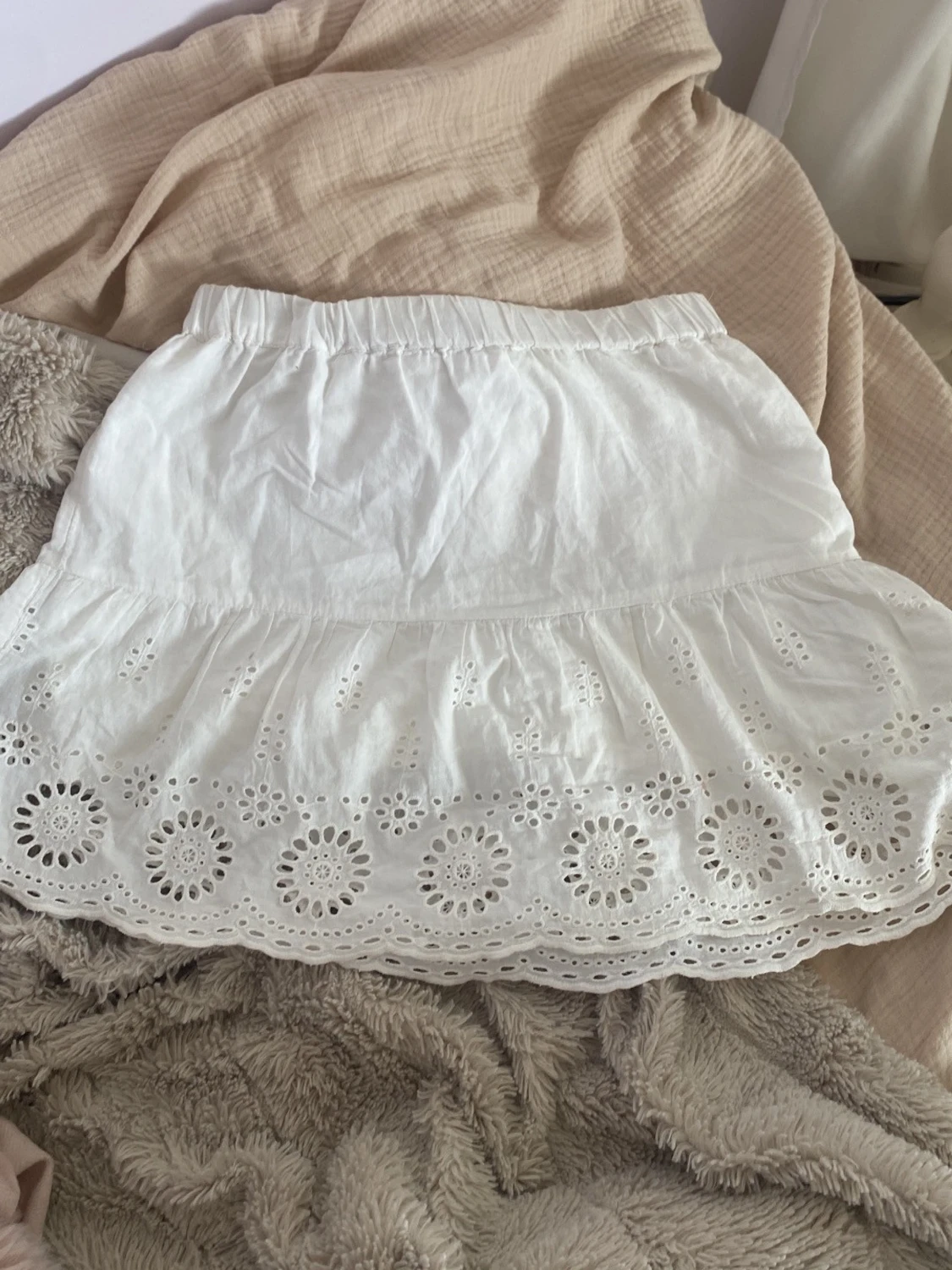 Vit kortkjol med broderade detaljer - 1