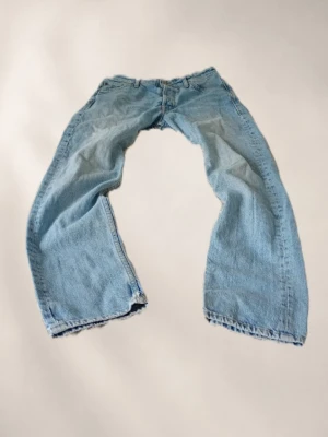 Ljusblåa baggy jeans från jack n jones - Säljer ett par ljusblåa baggy jeans med breda ben och klassisk femficksdesign. Dem är 28/32. Jeansen har en avslappnad passform och är tillverkade i denim. Perfekta för en chill och trendig look. Skriv om du är intresserad 