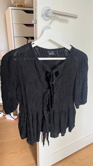 Svart blus - Svart blus från Gina tricot i storlek XS. Pris går att diskutera❣️