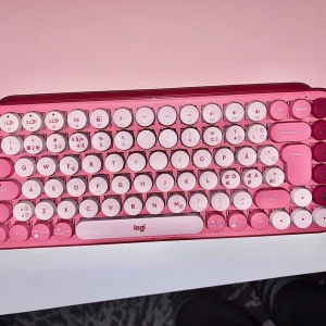 Rosa tangentbord från Logitech - Helt nytt, går att byta ut tagentbladen
