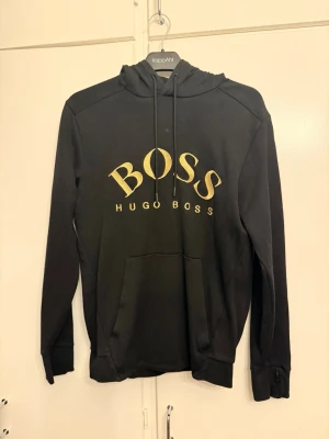 Hoodies/T shirts från Hugo Boss - Bild 1 storlek S 200kr. Bild 2 S 150kr. Bild 3 S 150kr. Bild 4 XS 150kr. Bild 5 sitter som S 150kr. Bild 6 Xs 100kr. Bild 6 S 50kr