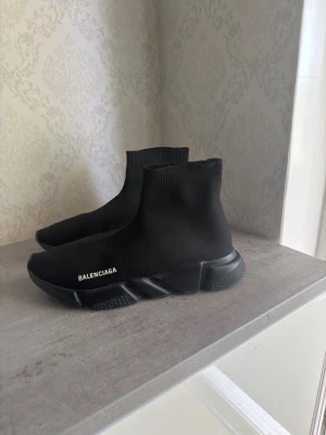 Balen ciaga skor - Hej, säljer nu mina skor då de tyvärr ej passar längre, de är fel fria och fräsha, därför säljs de ENDAST för 799 SEK  Storlek: 46 