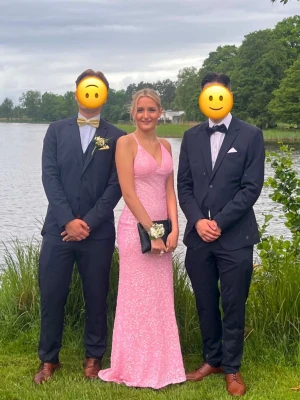 Dressroom Linne Balklänning  - Använd en gång! Som ny då den kemtvättades efter användning! Passar en 32,34 och en liten 36 då det är justerbara band! Medföljer orginal påse!